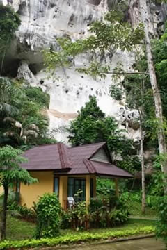 Tonsai Beach Resort and towering cliffs above