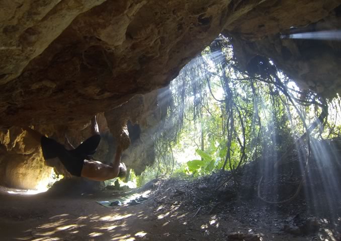 Bouldering Tonsai Temple Cave